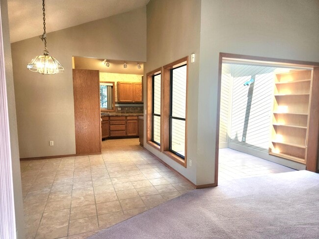 Building Photo - 611 NE Tracker Ct