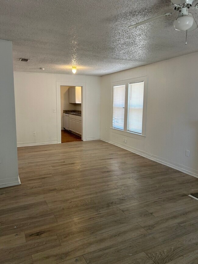 Building Photo - 3 bedroom house in Fort Worth for rent.
