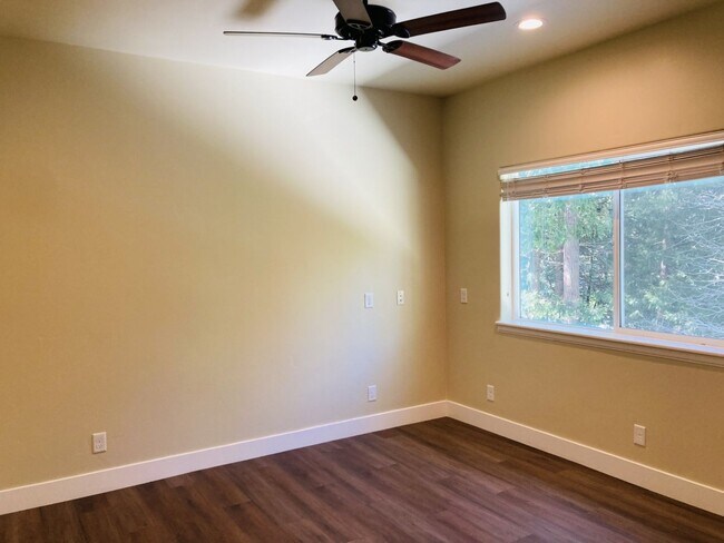 Building Photo - Desirable Ranch Style Home - All Main Level Living Space plus Two Car Garage