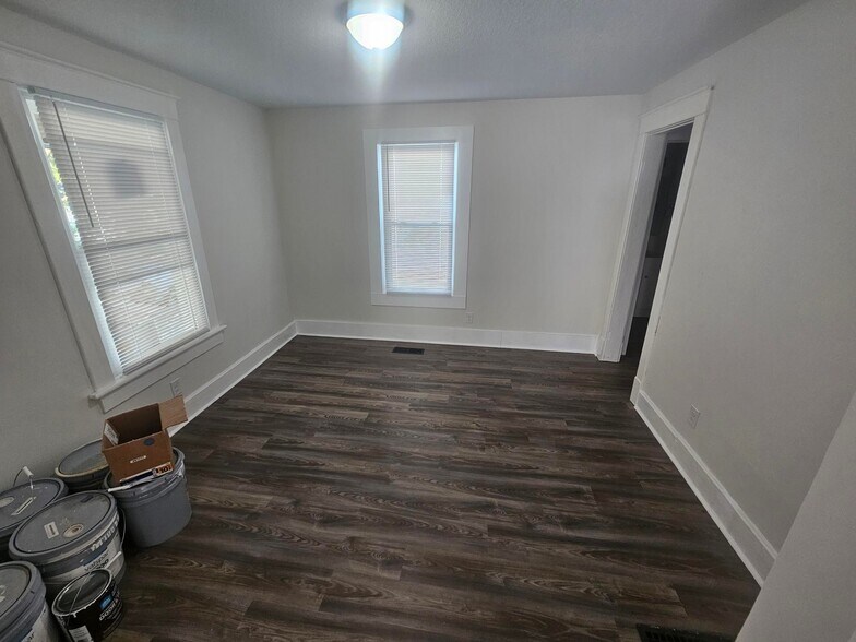 Building Photo - 915 E Albert St