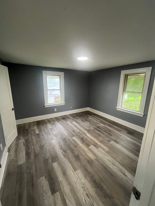 Building Photo - Section 8 Accepted, Charming 4BR 1 BA Home...
