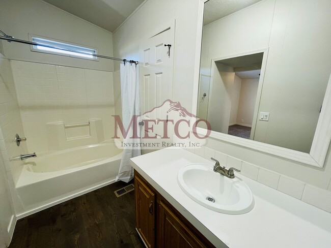 Building Photo - AVAILABLE NOW 3 Bedroom Manufactured Home ...