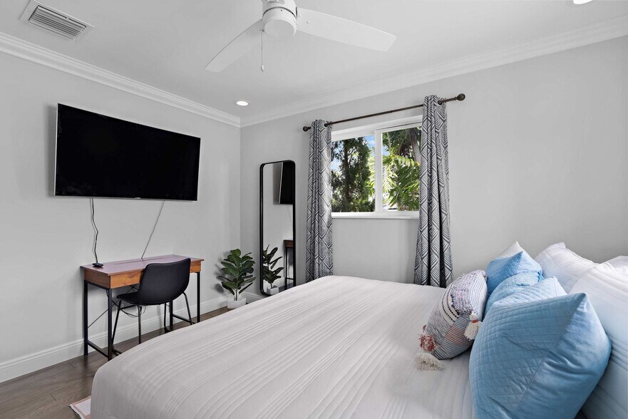 Building Photo - 2001 NW 36th St