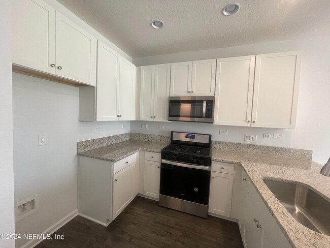 Building Photo - 34 Pinebury Ln