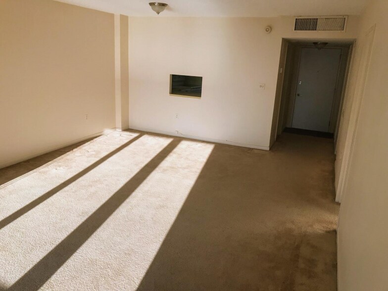 Building Photo - 5701 Collins Ave