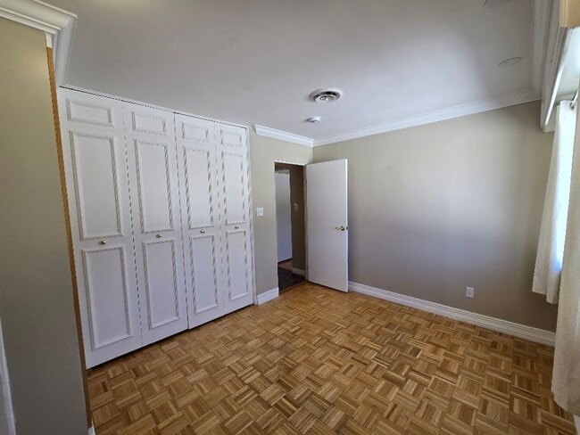 Building Photo - A Fabulous 3 Bedroom Townhome Centrally located.