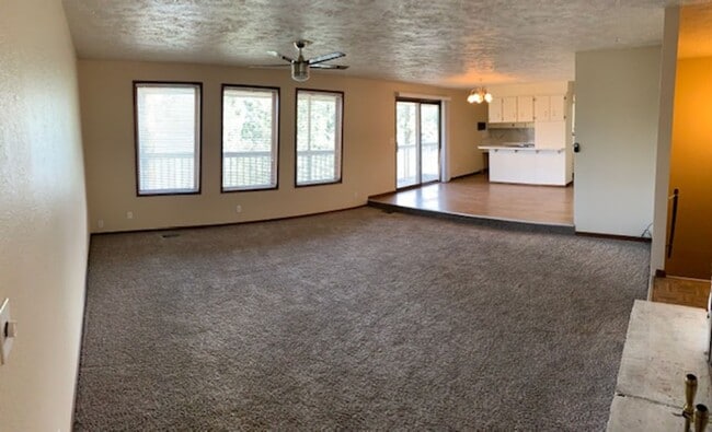 Building Photo - $2,595 / 4BR, 3.5BA Liberty Lake Executive...