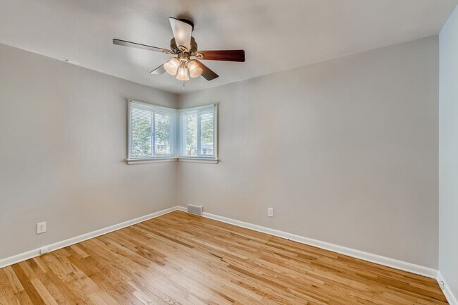 Building Photo - 3 Bedroom 2 Bathroom Denver Home with Bonu...