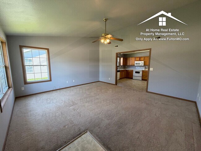 Building Photo - 427–429 Sabre Circle