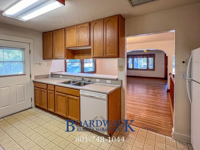 Building Photo - 2247 E Lambourne Ave
