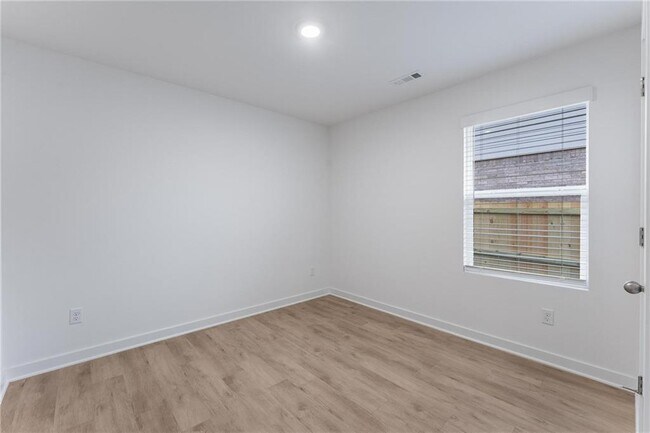 Building Photo - 138 S Maroon Ave