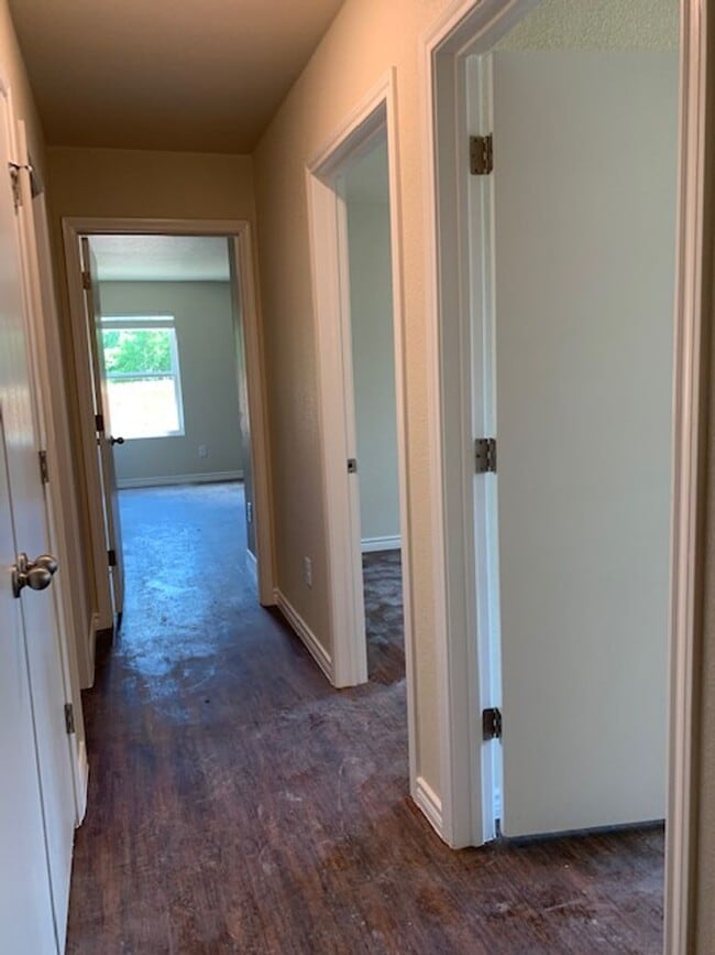 Building Photo - 1319 Calle de Bronce