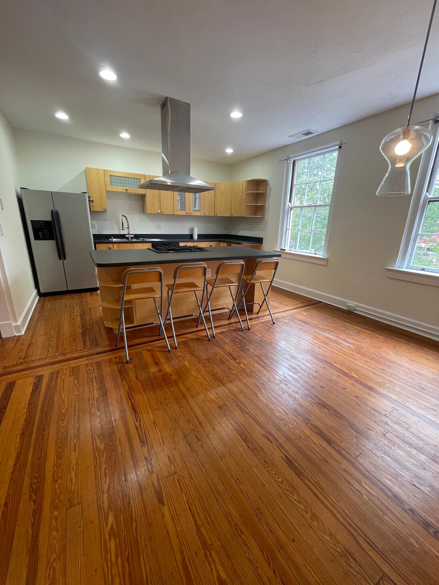 Building Photo - 417 E 6th St