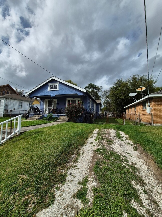 Building Photo - 2737 Wisteria St