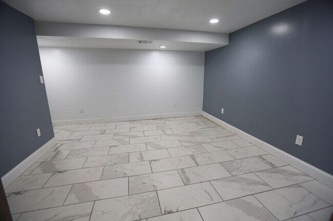 Building Photo - 2132 Shangrai-La Dr SE