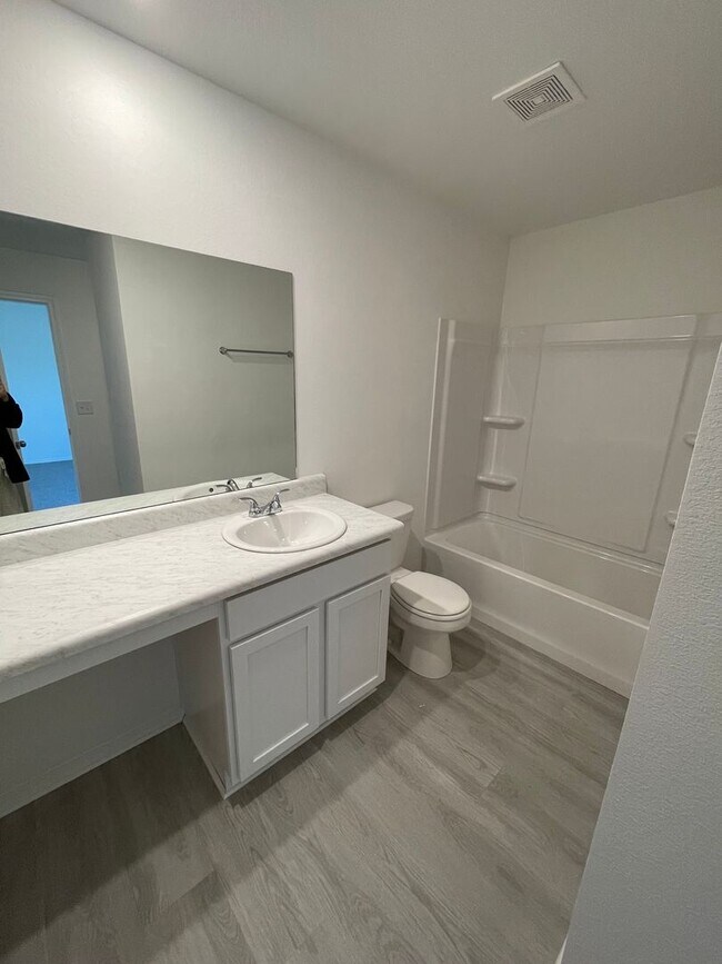 Building Photo - 3 Bedroom, 2 Bathroom Home