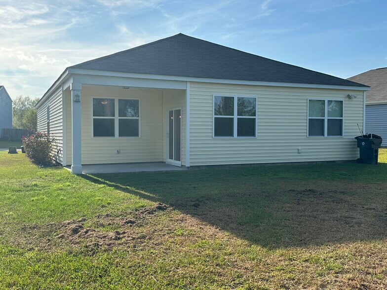 Building Photo - 8170 E Highcroft Dr NE