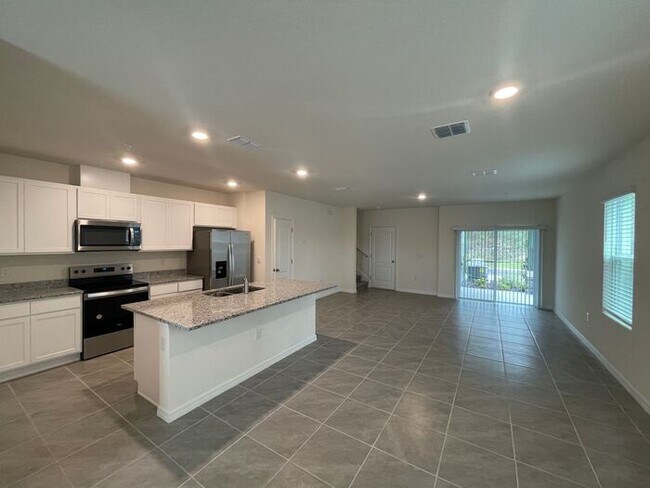 Building Photo - Beautiful 3 Bedroom 2.5 Bathroom Townhome in Windrose