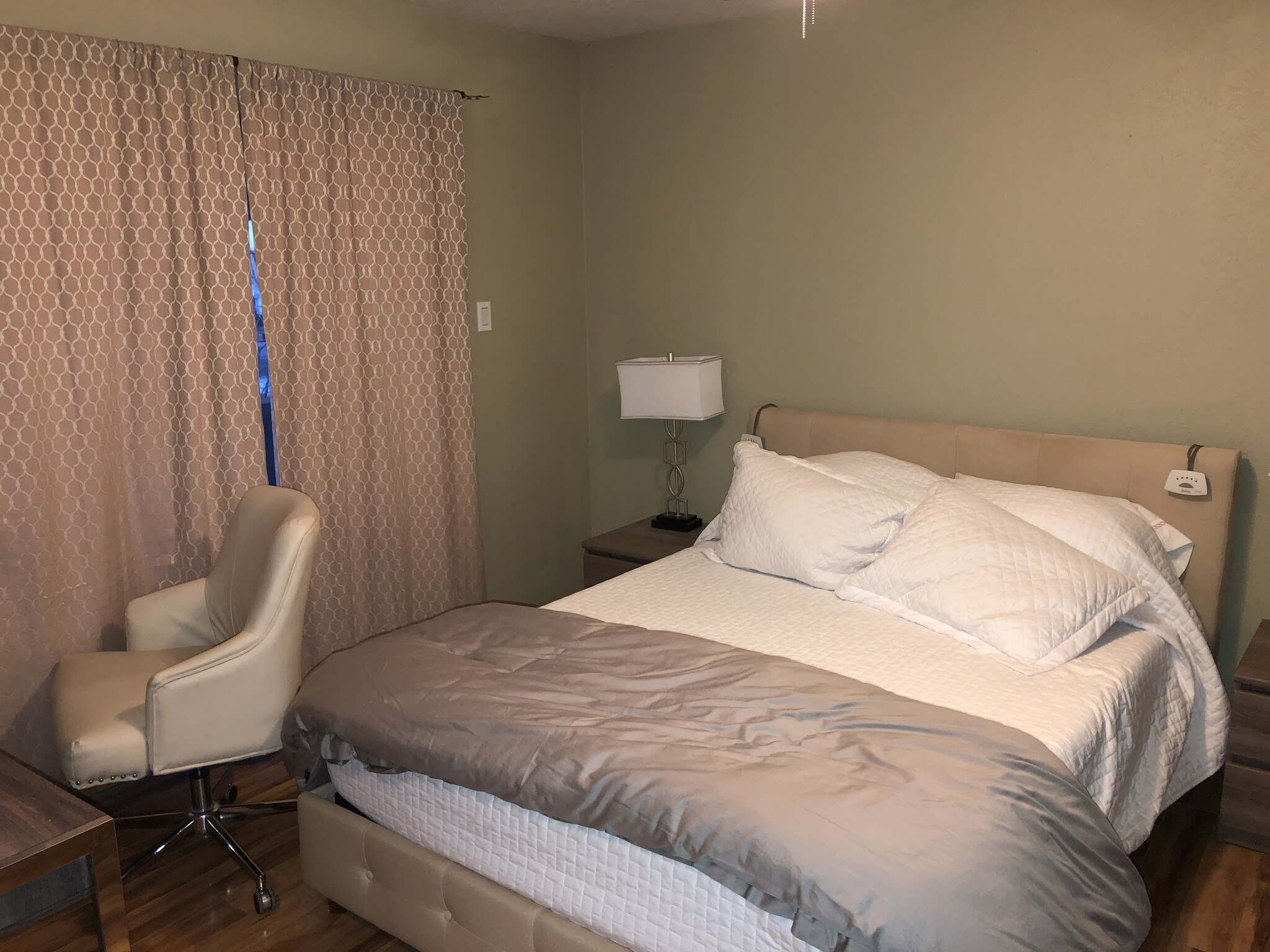 Master bedroom - 505 Oppenheimer Dr