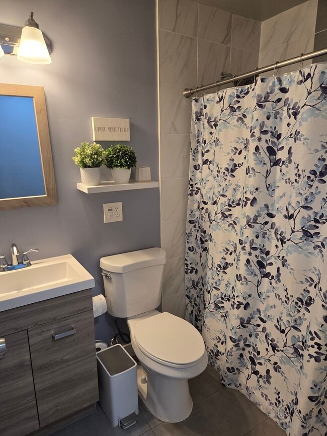 Building Photo - Beautifully Updated 3 Bed, 2 Bath Single S...