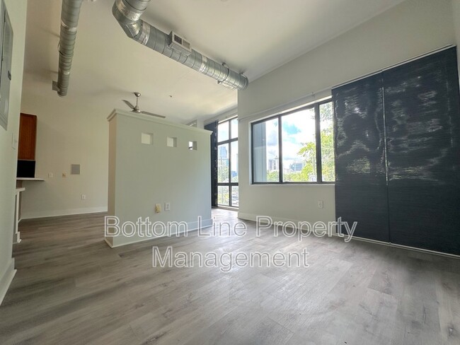 Building Photo - 514 W 10th St