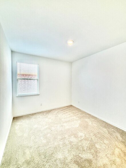 Building Photo - 1819 Memorable Moment Dr