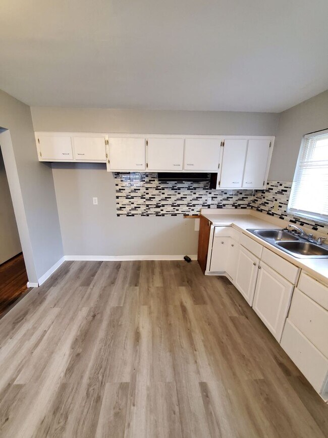 Building Photo - 3 BEDROOM SINGLE FAMILY HOME