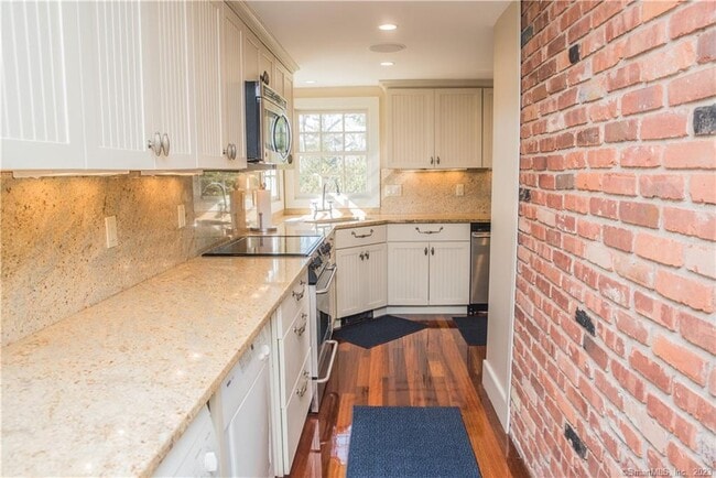 Building Photo - 30 Whiting Farm Rd