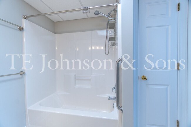 Building Photo - Spacious 5 Bedroom Home in the Heart of Sherwood Forest