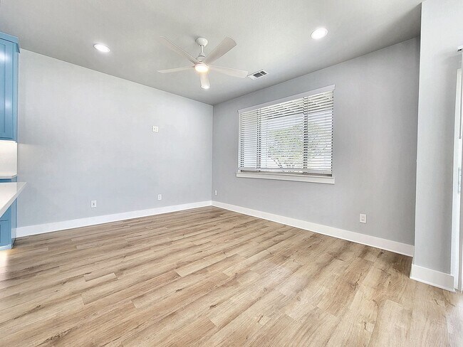Building Photo - Sophisticated 3/BR 2.5/BS Home in Point Ve...
