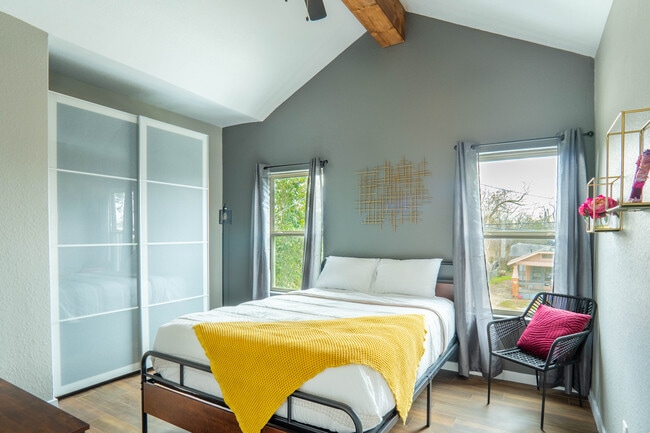 Building Photo - 1527 Lamar St