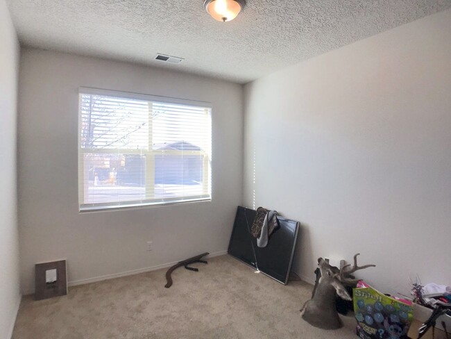 Building Photo - Spacious 4 Bedroom Los Lunas Home. Open la...