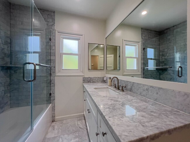 Building Photo - Charming 2BR Home in La Crescenta!