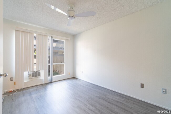 Building Photo - Cozy Ground Floor 1BR/1BA/1PKG unit in Sun...