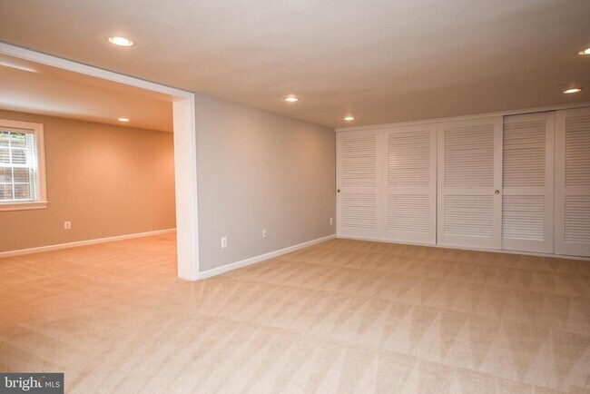 Building Photo - 1211 Vinita Ln