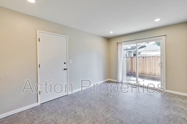 Building Photo - 1062 Kelly Dr