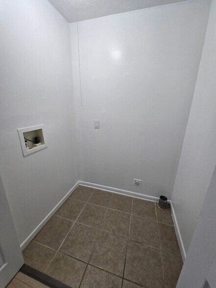 Building Photo - 665 Cherry Hill Dr