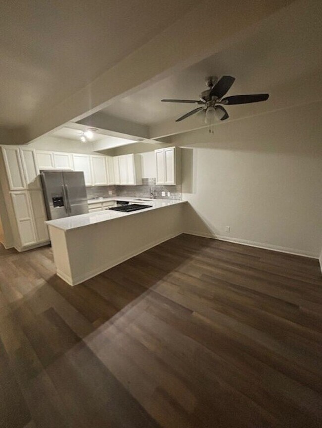 Building Photo - Clean 2 Bedroom / 1 Bathroom Condo Near Stockdale Hwy & Real Rd.