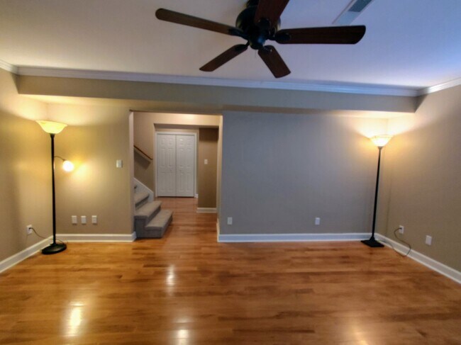 Building Photo - 2108 Valley Dale Ln