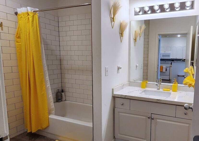 Building Photo - 2415 2nd Ave