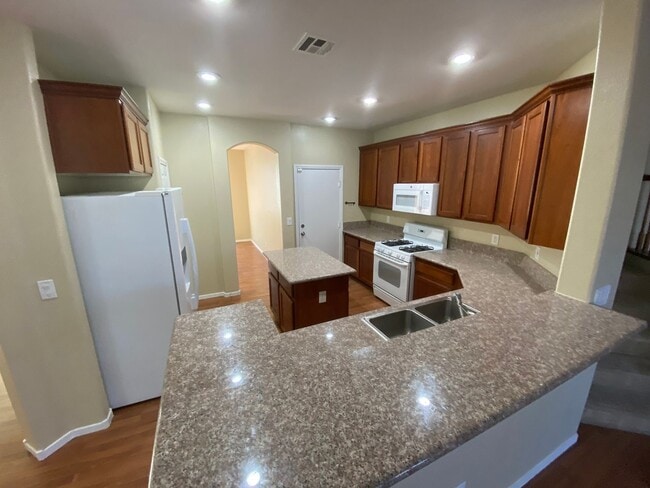 Building Photo - Beautiful 6 bed/3 bath home located in the SW area of Las Vegas