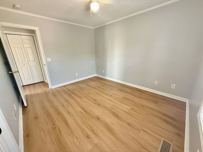 Building Photo - 3 Bed 2 Bath home with pool and lawncare included for $1825!!!