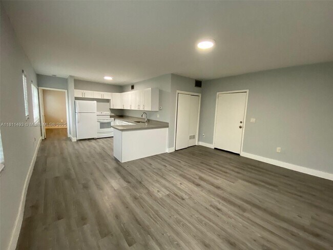 Building Photo - 1360 Collins Ave