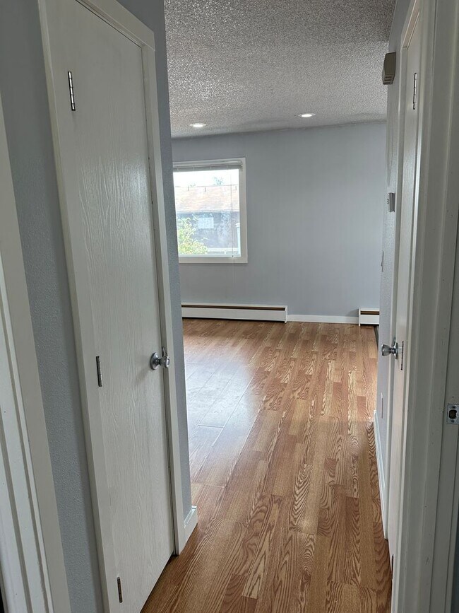 Building Photo - Heat Included! Heated Storage, 2 Bedroom/1...