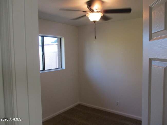 Building Photo - 820 W Knox Rd