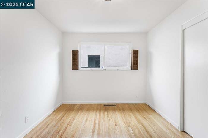 Building Photo - 987 Vía Bregani