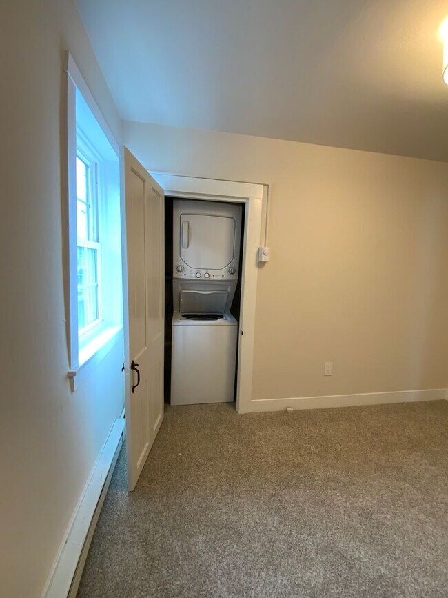 Building Photo - 146 N Cedar St