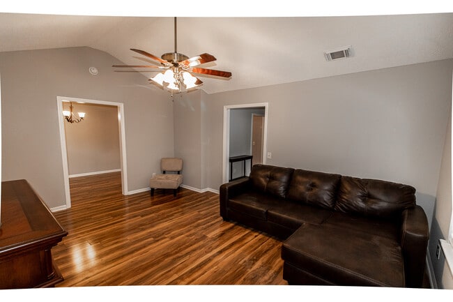 Building Photo - 104 Green Tree Ct