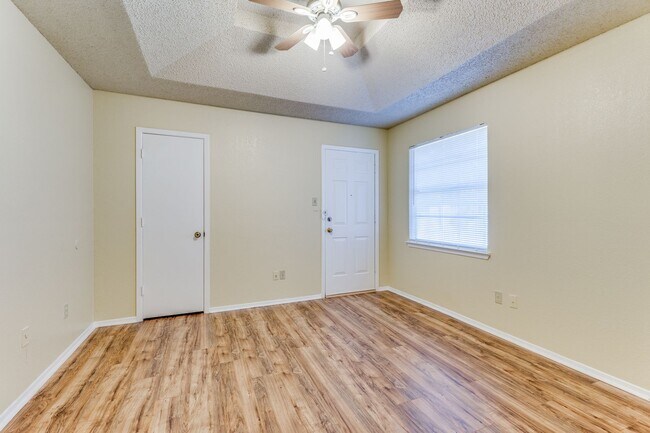 Building Photo - Dynamite Duplex in Arlington