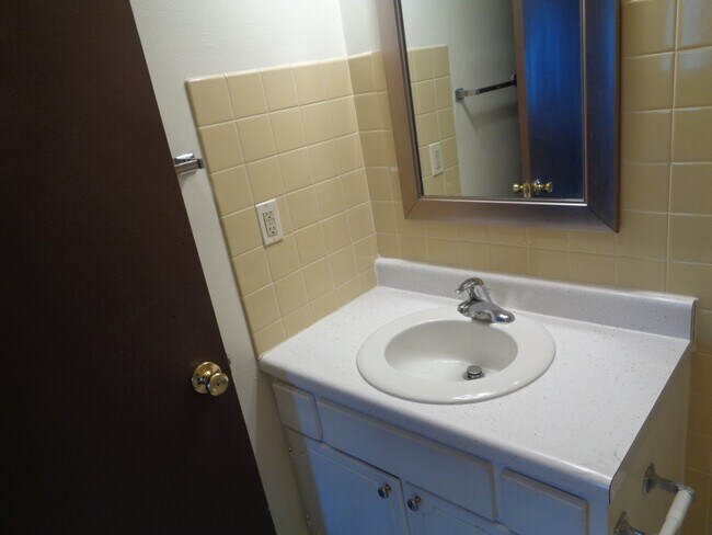 Building Photo - 112 Twin Oaks Dr